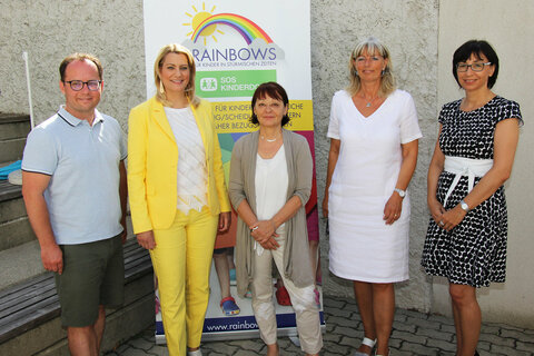 Mag. Marek Zeliska, SOS-Kinderdorf-Leiter, Mag.a (FH) Daniela Winkler, Landesrätin für Familien, Kinder und Jugend, Mag.a Dagmar Bojdunyk-Rack, Geschäftsführerin "Rainbows"-Österreich, Bürgermeisterin LAbg. Elisabeth Böhm und Mag.a Birgit Wagner, Behördenleiterin, Bezirkshauptfrau, am Stützpunkt von "Rainbows" in Neusiedl am See