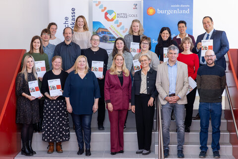 Landesrätin Daniela Winkler (Mitte, vorne), Petra Bock (Direktorin MS Gols), Sabine De Martin de Gobbo (Vorsitzende des Landestellenausschusses der ÖGK), Eva Maria Schefberger-Knoll (Projektleiterin von „plus“, Soziale Diensten Burgenland ) und Werner Zwickl (Schulqualitätsmanager, Bildungsdirektion Burgenland) mit Absolventinnen und Absolventen des Ausbildungslehrganges „plus“.