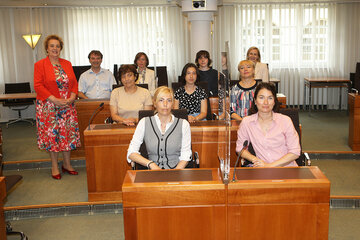 Landtagspräsidentin Verena Dunst (l., stehend) begrüßte gemeinsam mit Mag. Gert Polster (l., sitzend) die Ukrainischen Frauen im Landhaus.