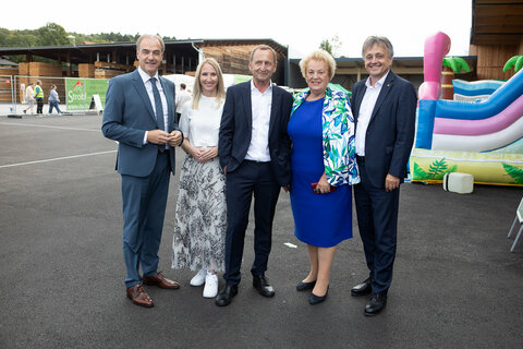 Wirtschaftslandesrat Dr. Leonhard Schneemann, Geschäftsführerin Nina Strobl, BSc (WU) MA, Geschäftsführer Zimmermeister Rudolf Strobl, Volkshilfe Burgenland-Präsidentin Verena Dunst und Wirtschaftsagentur Burgenland-Geschäftsführer Mag. Michael Gerbavsits (v.l.) am Betriebsgelände der Firma Strobl in Deutsch Kaltenbrunn.