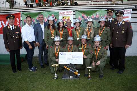Die Damen der Freiwilligen Feuerwehr Rudersdorf-Berg bekamen von Landesrat Mag. Heinrich Dorner (3.v.l. stehend) und dem Burgenländischen Landesfeuerwehrkommandanten Ing. Franz Kropf (2.v.r. stehend) einen Scheck über 2000 Euro für die Teilnahme bei der 17. Feuerwehrolympiade (17. bis 24. Juli 2022 in Celje, Slowenien) überreicht.