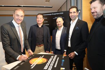 Landesrat Leonhard Schneemann, Kazumasa Kurokawa, Eigentümer MKPlus in Japan, Rainer Svacinka – CEO EMPlus Güssing, Vorstandsvorsitzender BE Stephan Sharma und Forschungskoordinator Martin Zloklikovits bei der Unterzeichnung der Speicher – Kooperation.