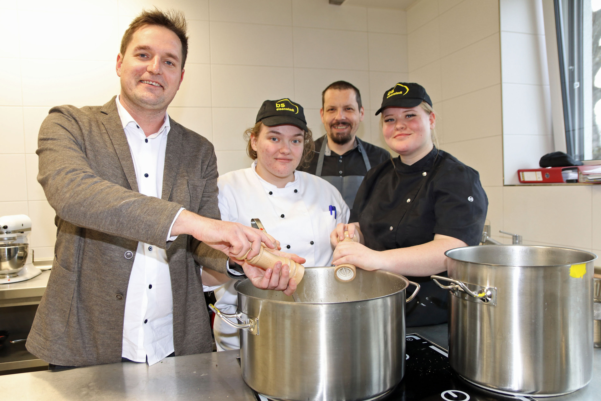 Berufsschule kocht Suppe für Extrem Tour