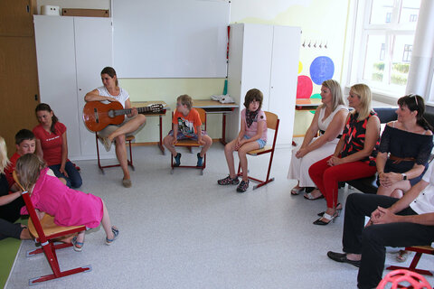 Mag.a (FH) Daniela Winkler, Landesrätin für Familien, Kinder und Jugend, Alexandra Gager, Landesvorsitzende der Kinderfreunde Burgenland, Caroline Kolonovits, Geschäftsführerin der Kinderfreunde Burgenland, und Bürgermeister Josef Ziniel besuchten das Feriencamp der Kinder mit besonderen Bedürfnissen in Frauenkirchen