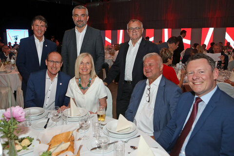 Alois und Präsidentin Roswitha Stadlober, Günther Marek (Sportministerium, Gruppenleiter), Judo Österreich-Präsident Martin Poiger (sitzend v.l.), BSV-Präsident Gerald Guttmann, Landesrat Heinrich Dorner und Sport Austria-Präsident Hans Niessl (stehend v.l.) im Zuge der Gala in der Messehalle Oberwart.