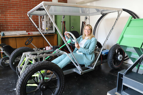 Bildungslandesrätin Mag.a (FH) Daniela Winkler mit dem produzierten Auto, das mittels selbst produziertem Strom betrieben wird.