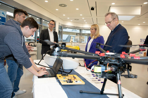Bildungslandesrätin Daniela Winkler, Abteilungsvorstand RgR Dipl.-Ing. Viktor Selinger (rechts) und Dipl-Ing. Gerhard Probst (3.v.l.), HTL Eisenstadt, im Gespräch mit den Schülern der HTL Eisenstadt am Tag der offenen Türen