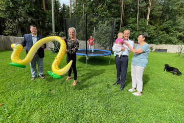 Bürgermeister Marc Hoppel, Pflegeperson Karin Rokos, LR Leonhard Schneemann, Pflegeperson Sonja Exel