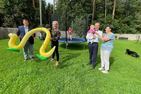 Bürgermeister Marc Hoppel, Pflegeperson Karin Rokos, LR Leonhard Schneemann, Pflegeperson Sonja Exel