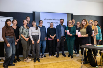 Landesrätin Daniela Winkler (6.v.r.) mit Vertreterinnen und Vertretern von Jugendinfos aus den Bundesländern bei der Klausur des Bundesnetzwerks Österreichische Jugendinfos (BÖJI) in Eisenstadt.