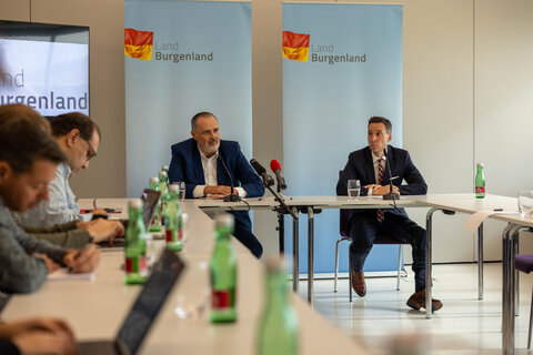 Landeshauptmann Hans Peter Doskozil mit Rechtsanwalt Mag. Johannes Zink, zuständiger Prüfer der Sonderprüfung