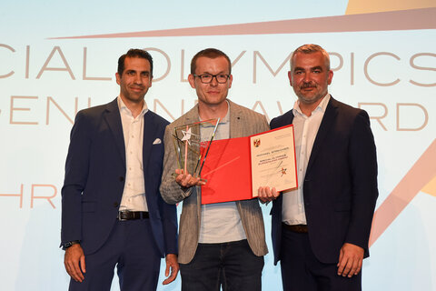 „Special Olympics Burgenland Award“: Sportlandesrat Heinrich Dorner und Stephan Sharma, Präsident des Landesverbandes von Special Olympics Burgenland, mit Michael Streicher