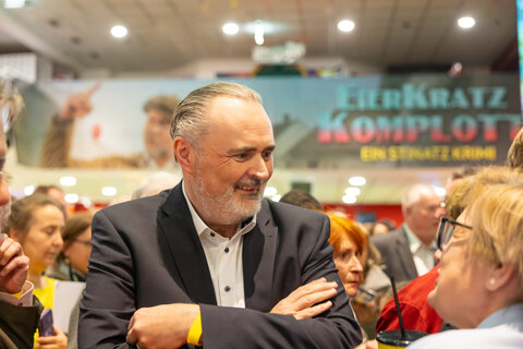 Landeshauptmann Hans Peter Doskozil im Gespräch mit Gästen des Previews von Thomas Stipsits‘ neuem Film „Eierkratz-Komplott“.