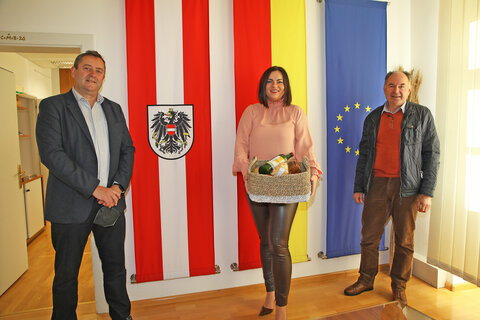 Tibor Vertes, Geschäftsführer des Burgenländischen Obstbauverbandes, mit LH-Stellvertreterin Mag.a Astrid Eisenkopf und Obstbaupräsident Ing. Johann Plemenschits