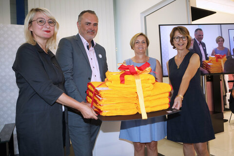 Landeshauptmann Hans Peter Doskozil mit Michaela Pelzmann, Brand & Product Managerin, Anita Windt, Technische Produktentwicklung, und Monika Pock, Leiterin Qualitätssicherung (v.l.)