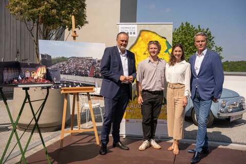 "Franz Josef"-Darsteller Phillipp Laabmayr und "Sissy"-Darstellerin Valerie Luksch, umgarnt von Landeshauptmann Hans Peter Doskozil und Generalintendant Alfons Haider (v.l.)