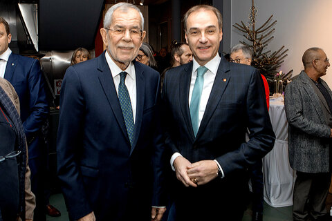 Landesrat Dr. Leonhard Schneemann mit Bundespräsident Dr. Alexander Van der Bellen (v.r.) beim 30-jährigen Jubiläum der Volksgruppe Roma im Offenen Haus Oberwart (OHO).