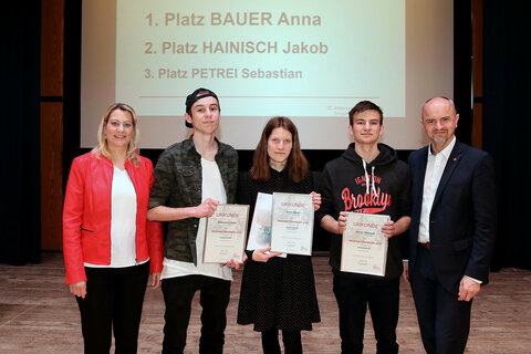 Die drei Erstplatzierten der Kategorie Spontane Rede. V.l.: LRin Daniela Winkler, Sebastian Petrei (3. Platz, HTL Pinkafeld), Anna Bauer (1. Platz, BG/BRG Mattersburg), Jakob Heinisch (2. Platz, BG/BRG Oberschützen), Bildungsdirektor Heinz Zitz