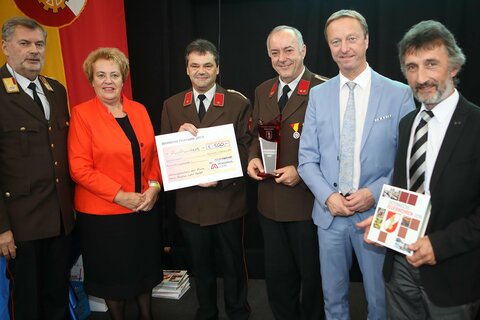 Landesfeuerwehrkommandant Alois Kögl, Landtagspräsidentin Verena Dunst (v.l.) und Landeshauptmann-Stellvertreter Johann Tschürtz (2.v.r.) mit Bürgermeister Erich Sziderits (r.) sowie Mitgliedern der FF Gamischdorf.