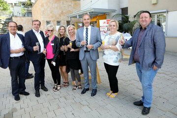 Landesrat Dr. Leonhard Schneemann beim Sommerfest 2021 im Pflegeheim Oberpullendorf – Haus St. Peter mit Hofrat Hans Godowitsch, Nationalrat Mag. Christian Drobits, Geschäftsleiterin Barbara Seidel, BSC, BR-Vorsitzende Barbara Merker, BR-Vorsitzende Birgit Grafl, BR-Vorsitzende Doris Pischof und Landtagsabgeordneten Roman Kainrath