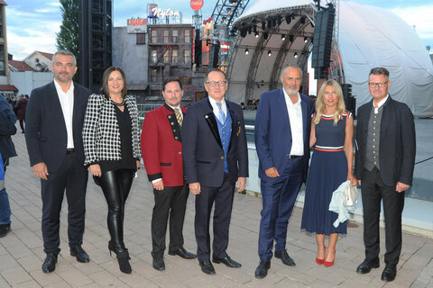 Landesrat Mag. Heinrich Dorner, Landeshauptmann-Stellvertreterin Mag.a Astrid Eisenkopf, Landeshauptmann Hans Peter Doskozil und Lebensgefährtin Julia Jurtschak mit Landesstabführer DI Dr. Andreas Blutmager, dem Obmann des Burgenländischen Blasmusikverbandes, DI Peter Reichstädter und Landeskapellmeister Hans Kausz, die mit 100 MusikantInnen den festlichen Rahmen der Gala betonten.