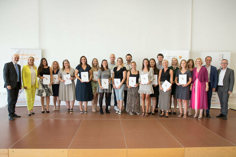 Gruppenbild mit Landesrätin Daniela Winkler (2.v.l.), Bildungsdirektor Heinz Josef Zitz (1.v.l.) und den Pädagoginnen und Pädagogen der Bezirke Neusiedl am See, Eisenstadt Umgebung, und Mattersburg, die ihr Dekret zur  unbefristeten Aufnahme in den Schuldienst überreicht bekamen.