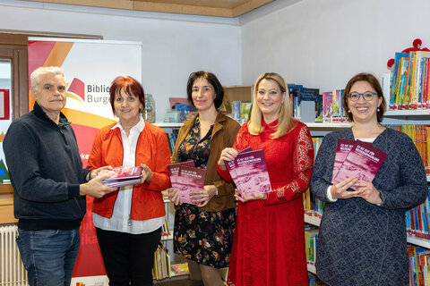 Bildungslandesrätin Daniela Winkler überreicht einige Exemplare des Sammelbandes „Schluss mit Vorurteilen, Diskriminierung und Rassismus!“ an die Bibliothek in Mönchhof. V.l. Christian Reumann (Jugendanwalt), Elionora Gross (Leitung Bibliothek Mönchhof), Karina Schmidt (Landesverband Bibliotheken Burgenland), LR Daniela Winkler, Eva Fischl (Landesbibliothek)