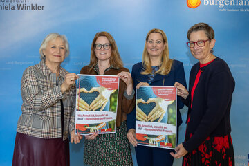 Frauenkunsthandwerksmarkt_01: Rosalinde Strommer, Rebecca Gerdenitsch, Frauenlandesrätin Daniela Winkler und Sabine Neuberger.