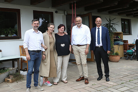 SPÖ-Gemeindevorstand DI (FH) Wolfgang Weingrill, Flora Nöhrer und Daniela Schitter mit Landeshauptmann Hans Peter Doskozil (v.l.) beim Besuch der Wohngemeinschaft MUG im Ortsteil Kroatisch Tschantschendorf.