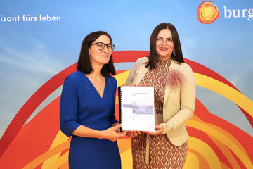 Landeshauptmann-Stellvertreterin Mag.a Astrid Eisenkopf (rechts im Bild) und Mag.a Andrea Lorenschitz, provisorische Hauptreferatsleiterin in der Gemeindeabteilung, anlässlich der Präsentation der Gemeindefinanzstatistik 2021