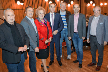Stellvertretender Vorsitzender des Landesseniorenbeirates und 2. Landtagspräsident außer Dienst Rudolf Strommer, Vorsitzender des Landesseniorenbeirates und Landesrat außer Dienst Helmut Bieler, Landtagsabgeordnete und Volkshilfe Burgenland-Präsidentin Verena Dunst, Landesrat Dr. Leonhard Schneemann, Seniorenbund Burgenland-Landesvorstandsmitglied Karl Volcic, Vortragender Leiter der Anästhesiologie und Intensivmedizin der Klinik Oberwart Dr. Herbert Gruber und Pensionistenverband Burgenland-Bezirksvorsitzender Johann Goger (v.l.).