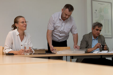 Landeshauptmann-Stellvertreterin Anja Haider-Wallner, Provisorischer Abteilungsleiter Mag. Bernhard Wappel (Abteilung 4 - Agrarwesen, Natur- und Umweltschutz, Land Burgenland) und Referatsleiter OBR DI Dr. Christian Maier (r., Referat Flussbau, ÖWG, Land Burgenland) (v.l.) beantworteten vor der Verleihung noch ausstehende Fragen der danach vereidigten neuen Gewässeraufsichtsorgane.
