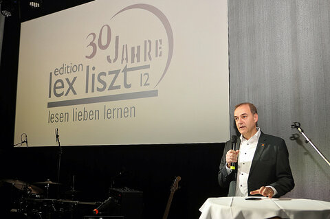 Landesrat Dr. Leonhard Schneemann bei seiner Rede anlässlich 30 Jahre "edition lex liszt 12" im Offenen Haus Oberwart.