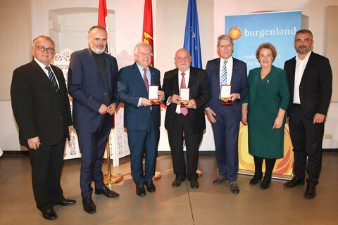 Die Geehrten Harro Pirch (4.v.l.), Prim. Dr. Wilfried Horvath (3.v.r.) und Dr. Leo Windtner (3.v.l.) mit Landeshauptmann Hans Peter Doskozil, Landtagspräsidentin Verena Dunst, Landesrat Heinrich Dorner (r.) und BSO-Präsident Landeshauptmann a.D. Hans Niessl (l.)
