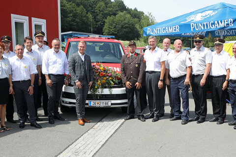 Landeshauptmann Hans Peter Doskozil (6.v.l.), Bürgermeister Fabio Halb (7.v.l.) und Landtagsabgeordneter Ewald Schnecker (6.v.r.) mit allen Ehrengästen bei der 95-Jahresfeier sowie Fahrzeugweihe in Mühlgraben.
