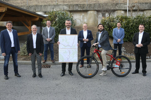 Infrastrukturlandesrat Mag. Heinrich Dorner (5.v.l.) mit den Bürgermeistern der Anrainer-Gemeinden, DIin Christine Zopf-Renner (r.), Leiterin der Mobilitätszentrale Burgenland, und Franz Schuch (5.v.r.), Gründer der Südburgenländischen Regionalbahn.