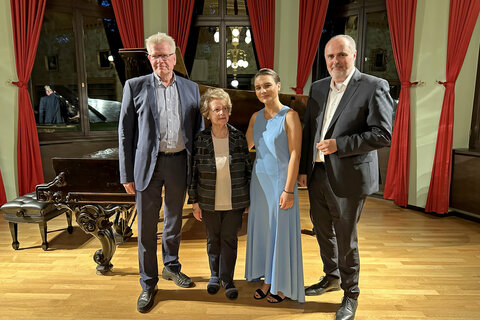 Bayreuths Oberbürgermeister Thomas Ebersberger Franz Liszts Ur-Ur-Enkelin Dagny Beidler und Landeshauptmann Hans Peter Doskozil mit Pianistin Kateryna Titova, die Werke von Franz Liszt, wie die Ungarische Rhapsodie Nr. 10 und den Mephistowalzer, zu Gehör brachte.