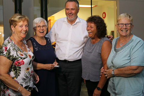 Vier Besucherinnen freuten sich über ein Erinnerungsfoto mit Landeshauptmann Hans Peter Doskozil