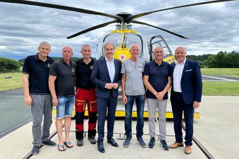 Leitender Flugrettungssanitäter und Leiter Rettungsdienst Hans-Peter Polzer, Leitender Flugrettungsarzt Dr. Wilhelm Urschl, Stützpunktleiter Captain Andreas Tautter, Landesrat Leonhard Schneemann, ehemaliger Captain Fritz Wallner, Notarzt Erwin Pollanz und Oberwarts Bürgermeister Georg Rosner (v.l.).
