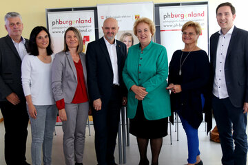 Herbert Brettl, Ute Leonhardt, Rektorin Sabine Weisz, Bildungsdirektor Heinz Josef Zitz, Landtagspräsidentin Verena Dunst, Projektleiterin Doris Fennes-Wagner und Markus Neuhold.