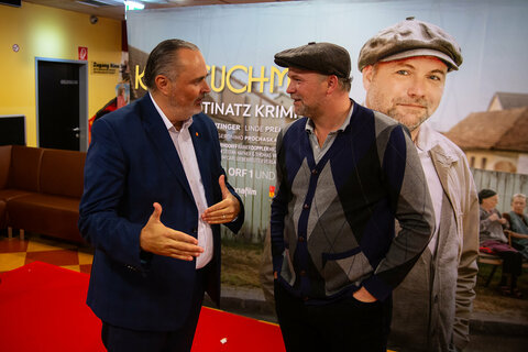 Landeshauptmann Hans Peter Doskozil mit Thomas Stipsits bei der Filmpremiere im Dieselkino in Oberwart