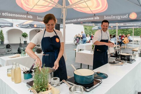 Landeshauptmann-Stellvertreterin Anja Haider-Wallner beim Showkochen am Sterzfestival gemeinsam mit Koch Georg Gossi