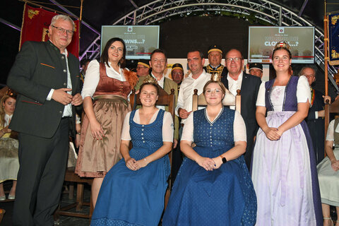 Eisenstadts Bürgermeister LAbg. Mag. Thomas Steiner, Landeshauptmann-Stellvertreterin Mag.a Astrid Eisenkopf, die neue burgenländische Weinkönigin Hannah I. (Hannah Wetschka), NR DI Nikolaus Berlakovich, Präsident der Landwirtschaftskammer Burgenland, Weintourismus-Burgenland-Obmann Mag. Herbert Oschep, die neue Weinprinzessin Sophie Smoley, Andreas Liegenfeld, Präsident des Burgenländischen Weinbauverbandes und die österreichische Weinkönigin Susanne I. (Susanne Riepl).