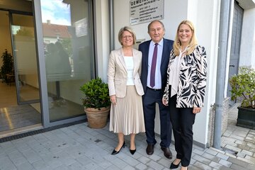 Landesrätin Daniela Winkler mit Bürgermeister Werner Friedl und Bezirkshauptfrau Ulrike Zschech bei der Eröffnung des Gemeindeamtes.