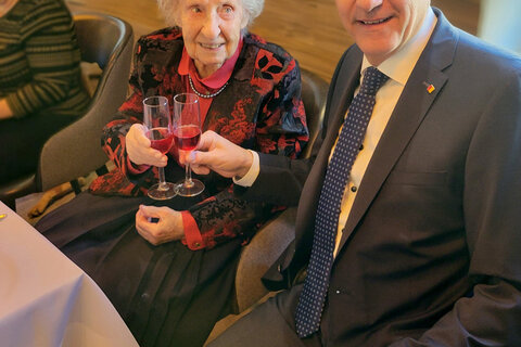 Landesrat Dr. Leonhard Schneemann stieß mit der rüstigen 100-Jährigen Hedwig Jost an.