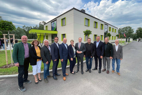 Dr. Leonhard Schneemann eröffnete in Beisein von Bürgermeisterinnen und Bürgermeistern aus dem Bezirk das neu sanierte Verwaltungsgebäude anlässlich 50 Jahre Abwasserverband Jennersdorf.