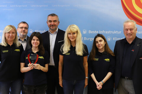 Besuch einer Delegation des SV ASVÖ Pamhagen im Landhaus Eisenstadt: (v.l.n.r.) Elena Boric, Christian Fleischhacker (Manager der Bundesligateams des SV ASVÖ Pamhagen), Yuliia Osmak, Landesrat Mag. Heinrich Dorner, Renata Kosc, Ana Matnadze, Ing. Robert Zsifkovits (Präsident ASVÖ Burgenland)