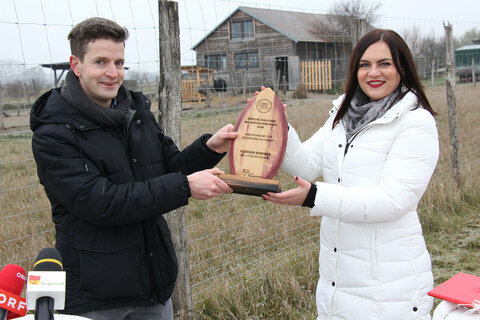 Florian Wimmer, Bio-Straußenfarm Wimmer, wurde von LH-Stellvertreterin Mag.a Astrid Eisenkopf mit dem Bio-Innovationspreis des Land Burgenland ausgezeichnet.