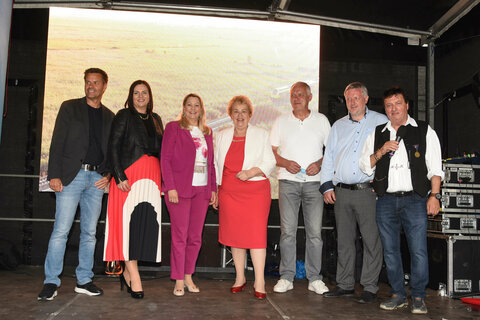 Moderator Karl Kanitsch (r.) mit Burgenland Tourismus-Geschäftsführer Didi Tunkel, Landeshauptmann-Stellvertreterin Astrid Eisenkopf, Landesrätin Daniela Winkler, Landtagspräsidentin Verena Dunst und den Veranstaltern des Kul(t)inarium, Joe Furtner und Klaus Glavanics (v.l.) auf der Bühne.
