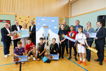 Gruppenbild vom Start der österreichweit einzigartigen Ski- und Sport-Förderaktion „Burgenland bewegt Kids“ mit (stehend, v.l.) Sport-Austria-Präsident Landeshauptmann a.D. Hans Niessl, Landeshauptmann Hans Peter Doskozil, Landesrätin Daniela Winkler, Landesrat Heinrich Dorner, Dieter Hagleitner (Intersport Österreich), Bildungsdirektor Alfred Lehner, Cornelia Frosch-Sattler (Sport 2000) und Wirtschaftskammer Burgenland Präsident Andreas Wirth mit Kindern der Mittelschule Siegendorf.